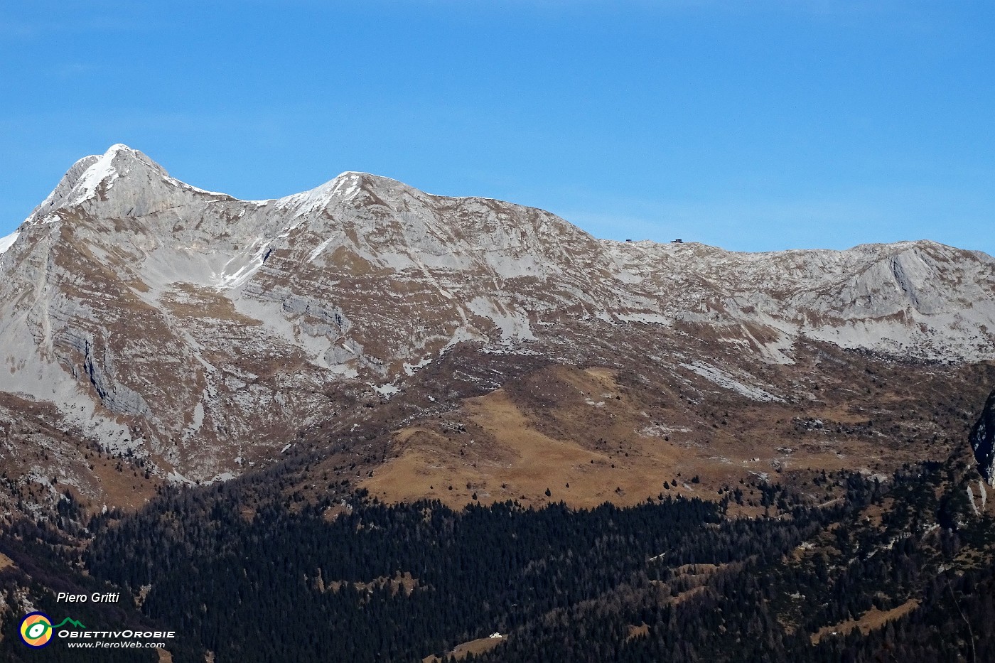 70 Zoom sull'alta Valzurio verso Chalet dell'Aquila-Ferrantino-Ferrante.JPG